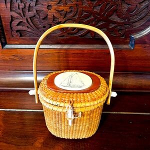 Nantucket basket purse with lid